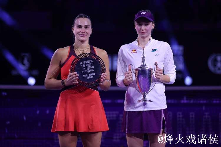 莱巴金娜直落两盘战胜萨巴伦卡 首次问鼎总决赛冠军 莱巴金娜直落两盘战胜萨巴伦卡 首次问鼎总决赛冠军